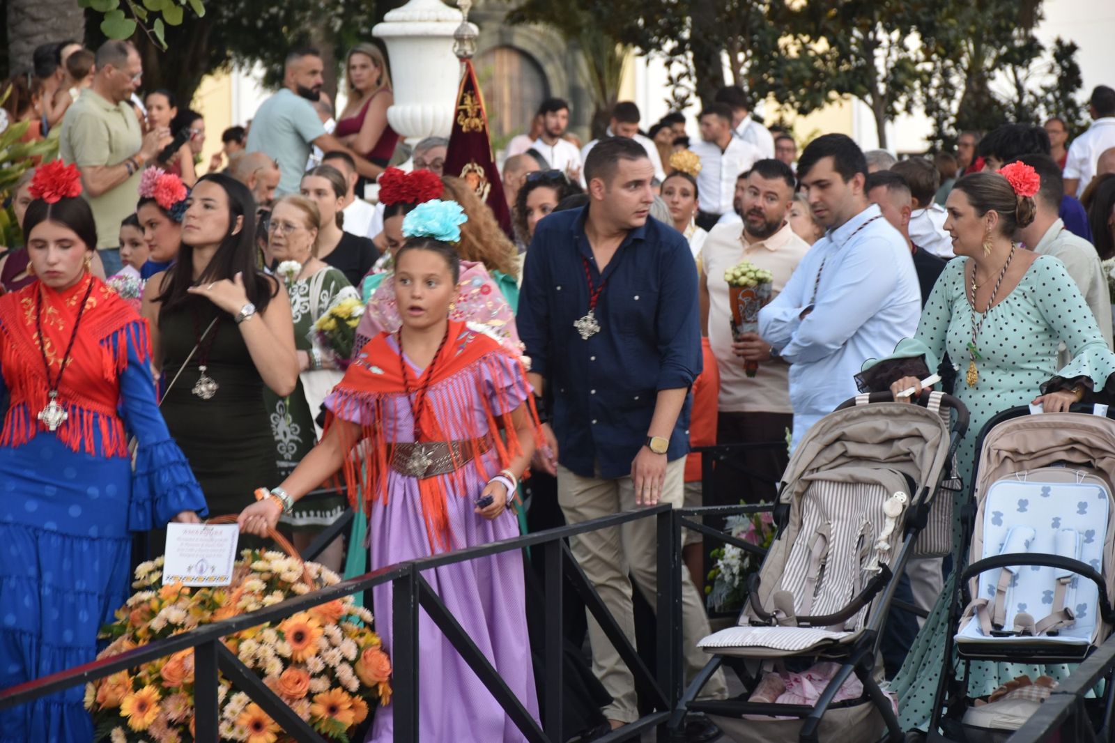 Los ceutíes vuelven a encontrarse con su Madre entre flores, esperanza y lágrimas contenidas