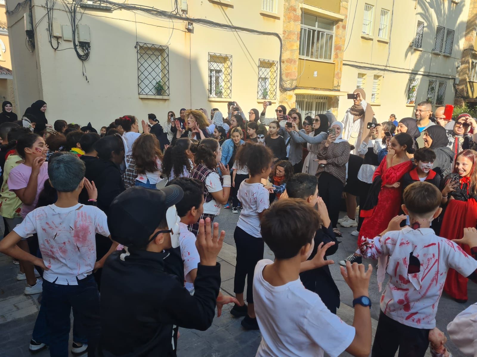 FOTOGALERÍA | El CEIP Rosalía de Castro lleva la magia de Halloween a las calles de la barriada con un pasacalles