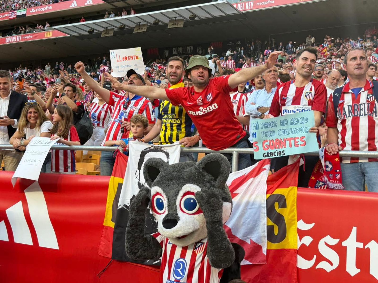 Ceutíes disfrutando de la final de la Copa del Rey en La Cartuja