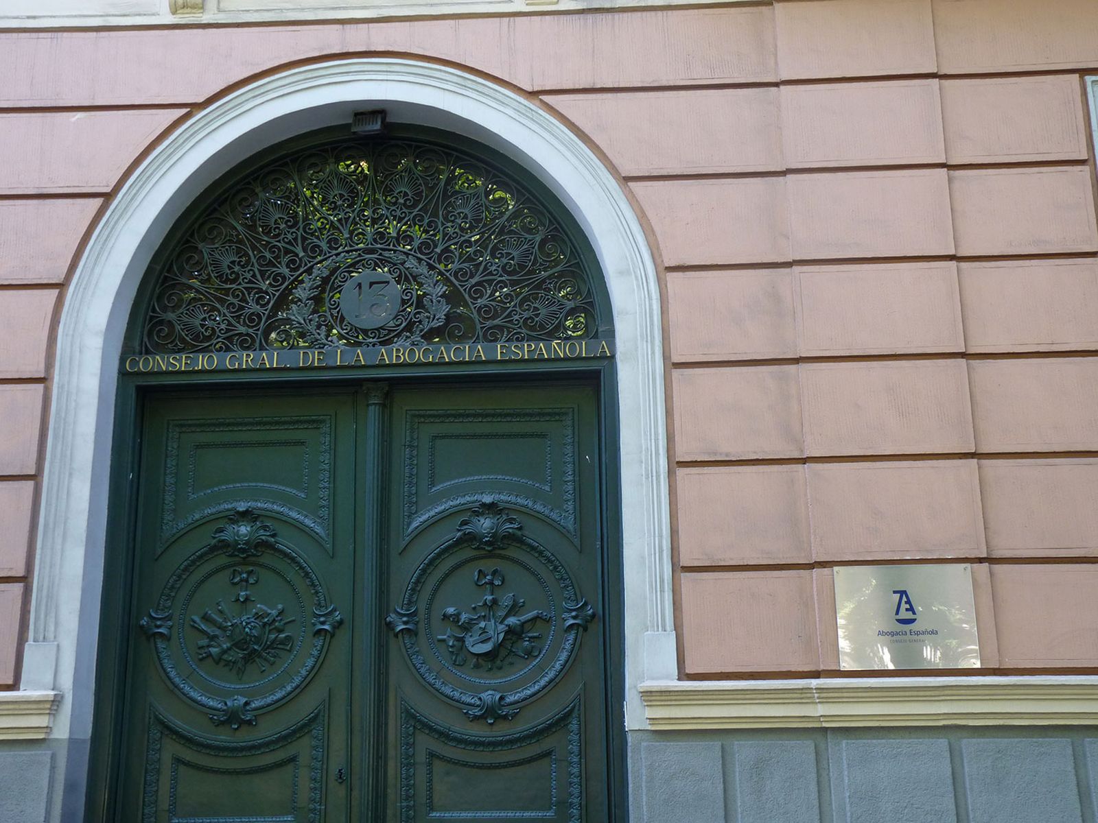 Puerta de la sede en Madrid del Consejo General de la Abogacía Española