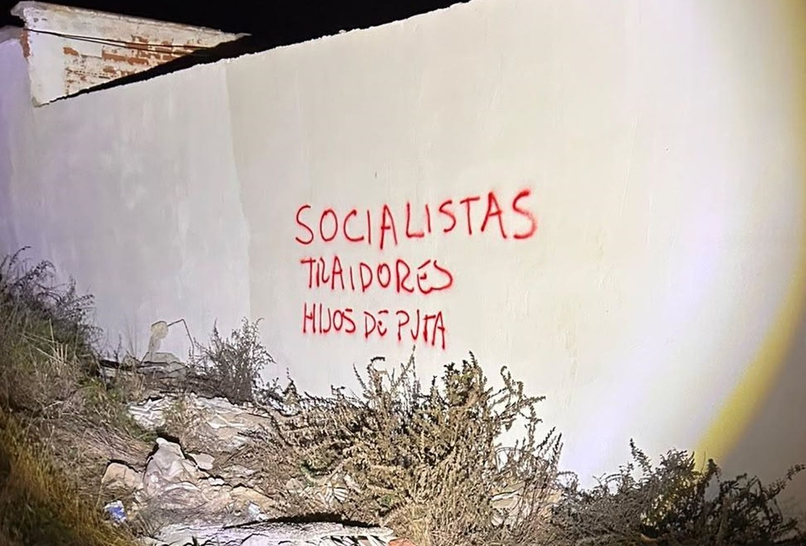 El PSOE exige que se retiren pintadas insultantes contra su partido en el cementerio