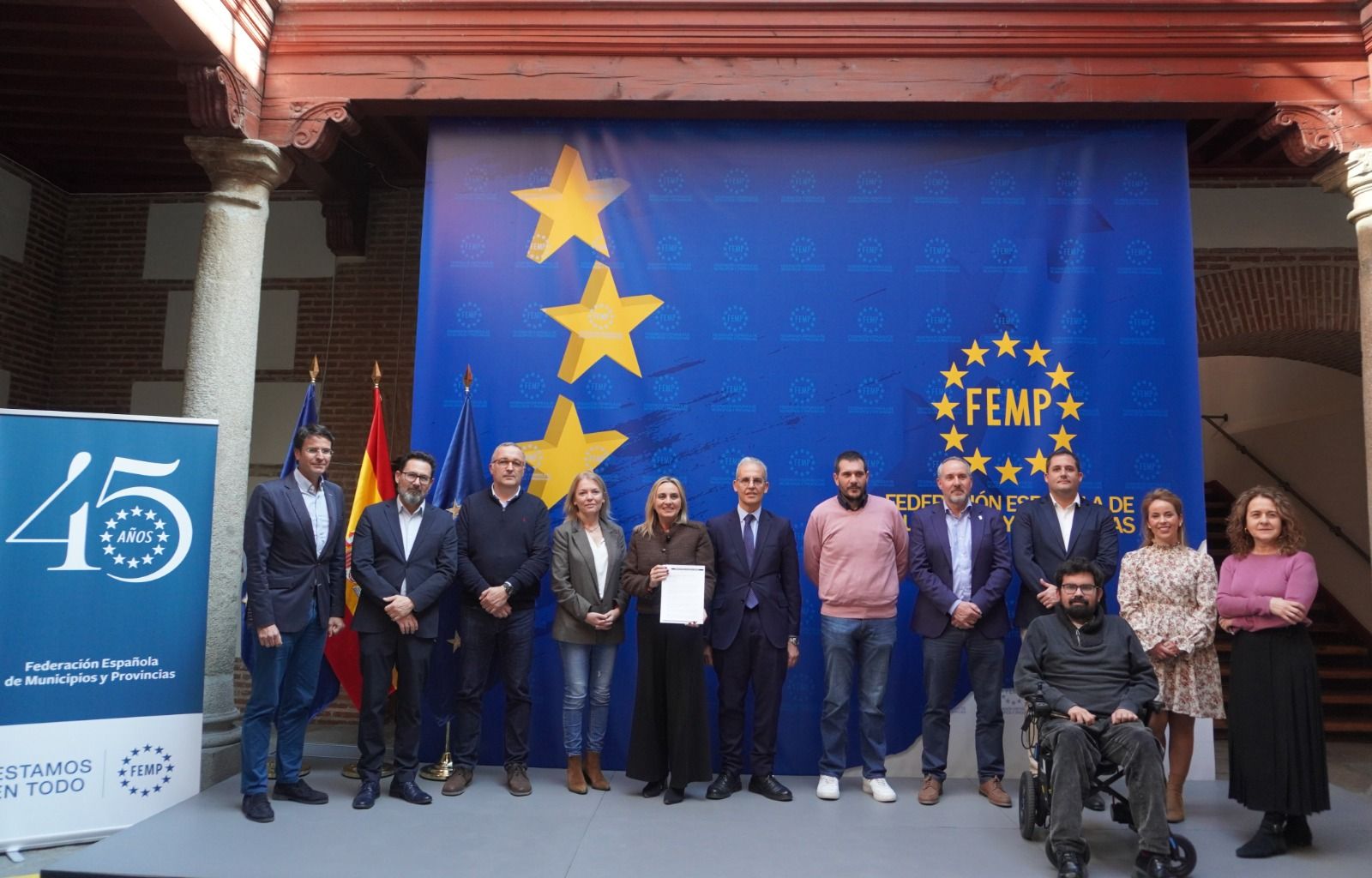 El consejero de Medio Ambiente, Servicios Urbanos y Vivienda, Alejandro Ramírez, y la directora general del área en materia de Vivienda, Tamara Guerrero, asisten a la reunión de la Comisión de Vivienda en la FEMP.