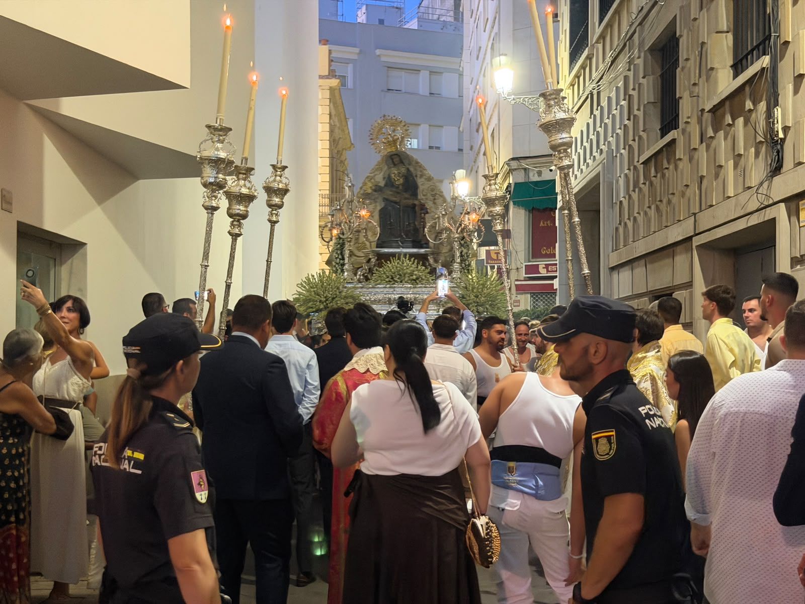 La Virgen de África emociona a Ceuta en una procesión para la historia