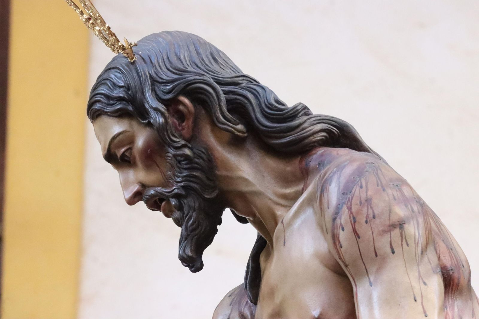 Cuarenta y cinco hombres bajo las trabajaderas y uno "ayudando desde el cielo"