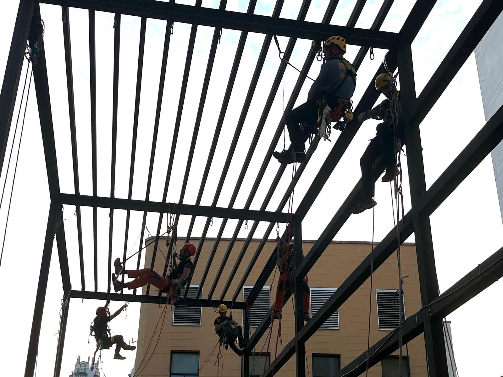 Operaciones de rescate vertical por toda la ciudad