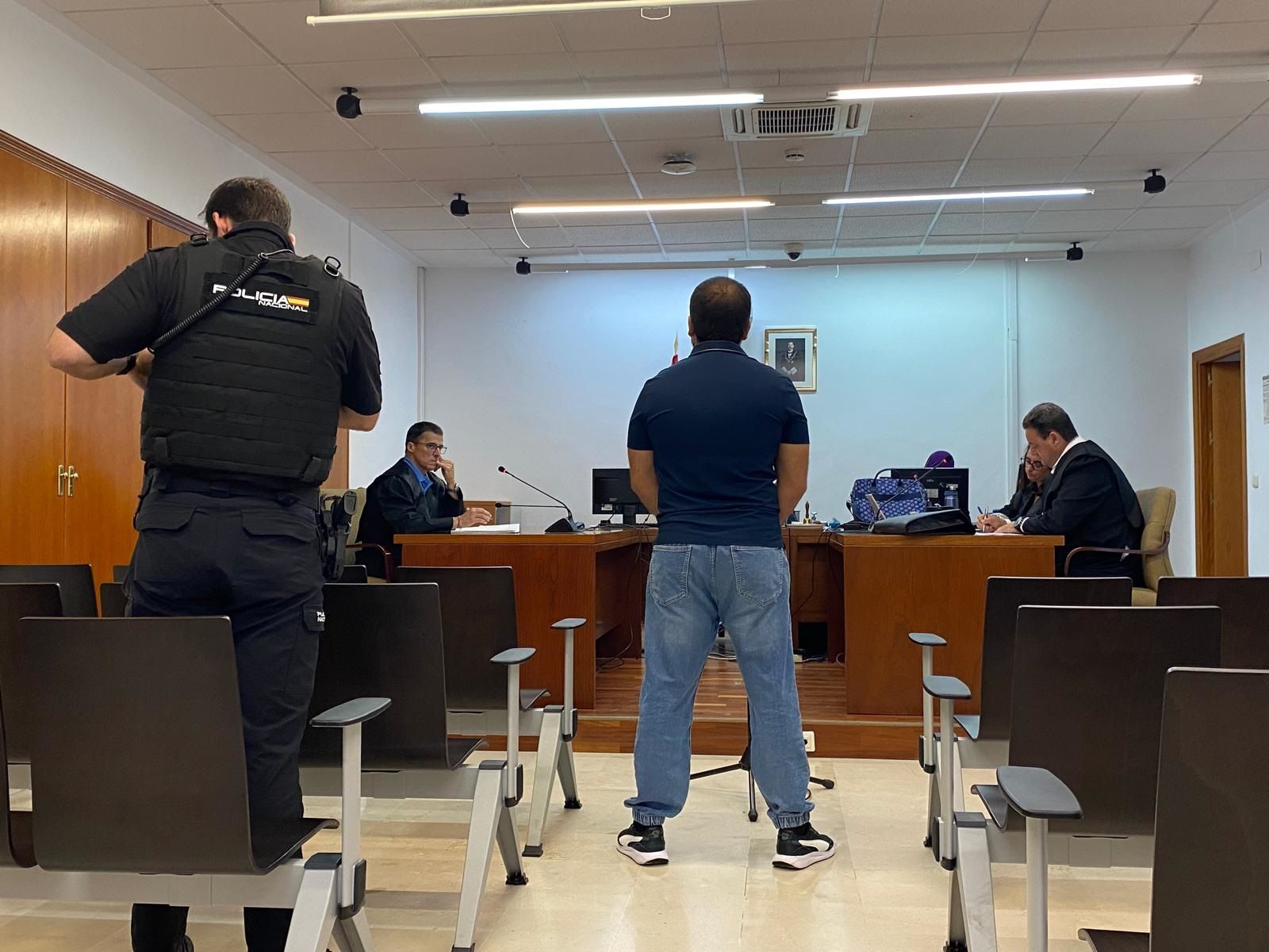 El reo reconoce los hechos frente al tribunal.