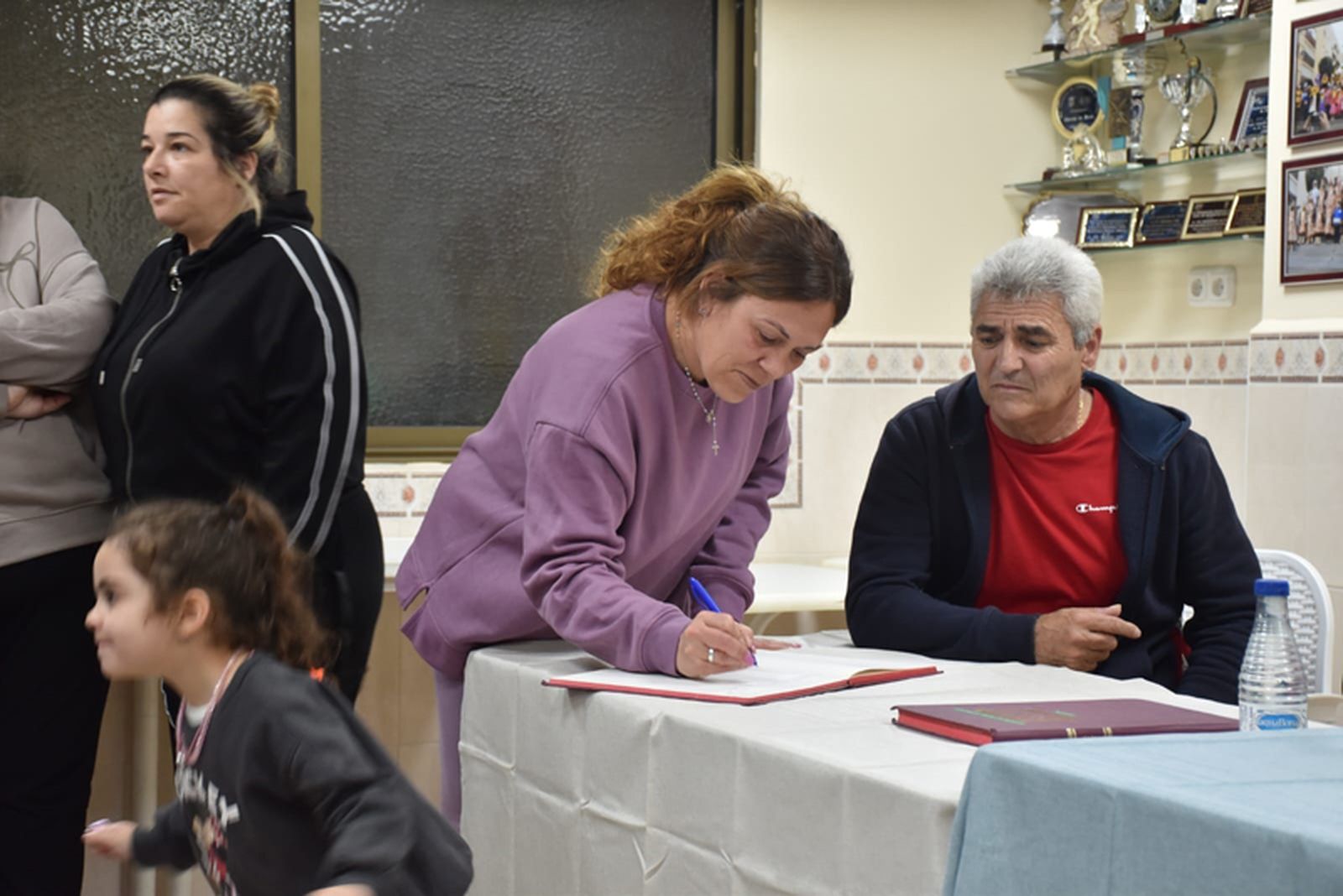 Una vecina firmando. / FOTO NICOL'S