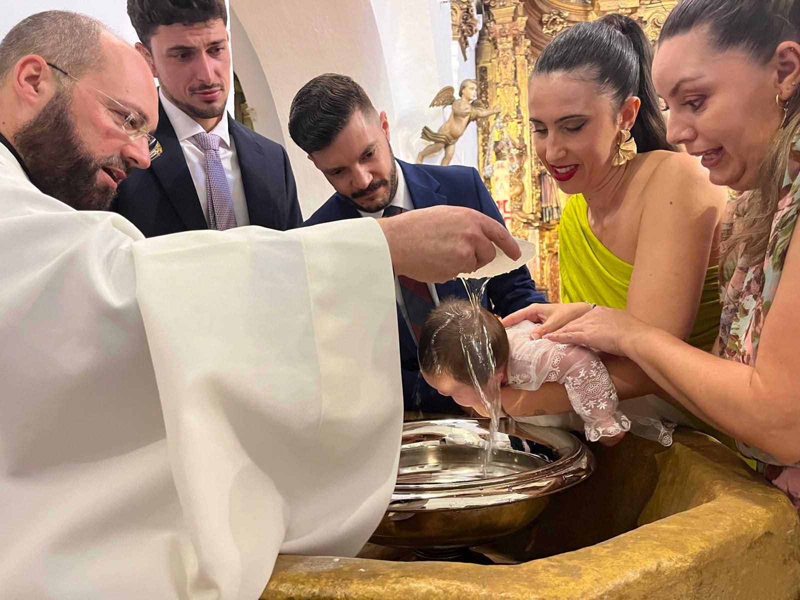 Gabriela, Manuel y Jimena reciben el Sacramento del Bautismo en el Santuario