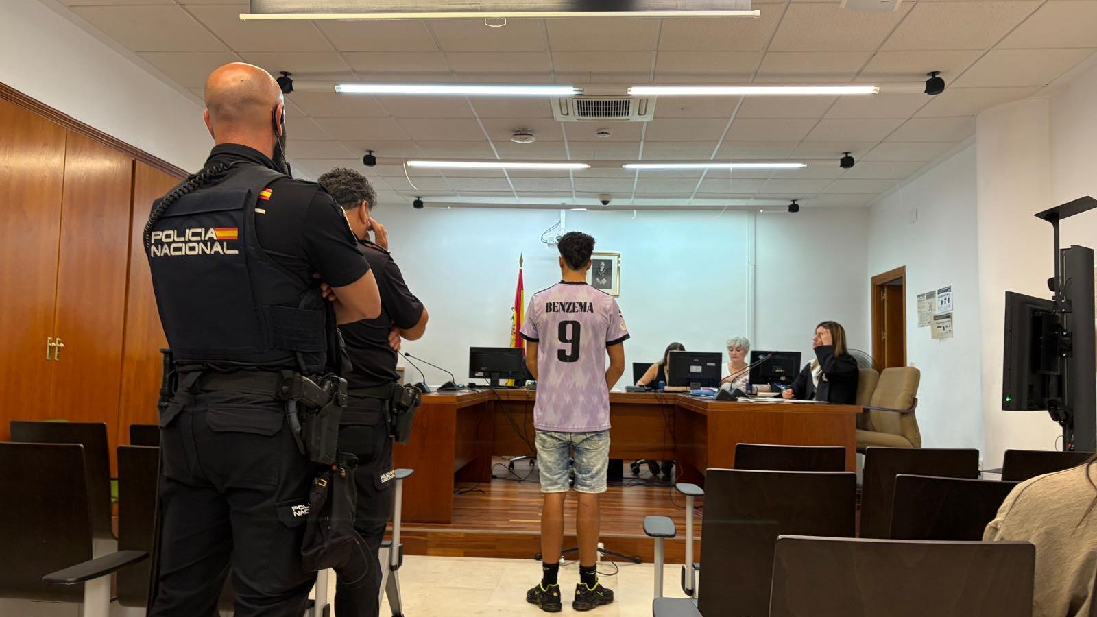 El acusado de dañar el coche de la policía, ante el tribunal