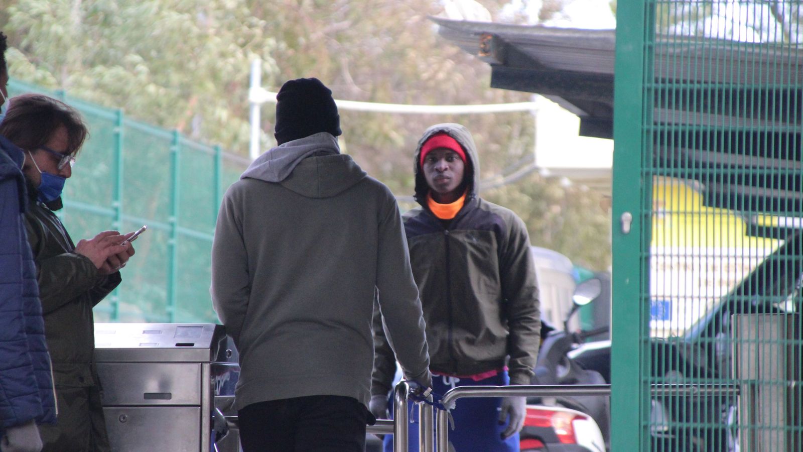 Varios migrantes en la entrada del Centro de Estancia Temporal de Inmigrantes. / FOTO REDUAN