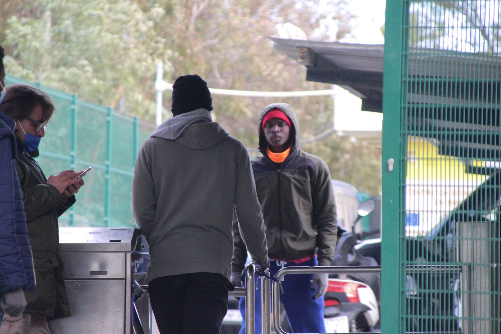 Varios migrantes en la entrada del Centro de Estancia Temporal de Inmigrantes