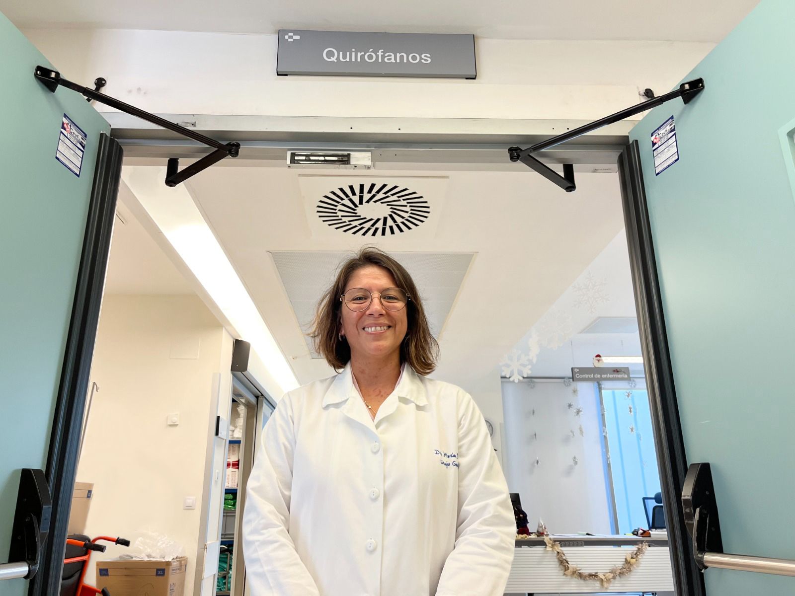 La jefa del servicio de Cirugía General del Hospital Universitario de Ceuta, Marcia Dulanto, a las puertas del área de Quirófanos