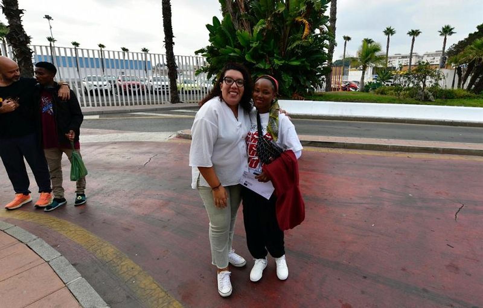 La galardonada Nesrin Haddad (izrda.) junto a una joven migrante muy importante en su vida. / FOTO ANTONIO SEMPERE
