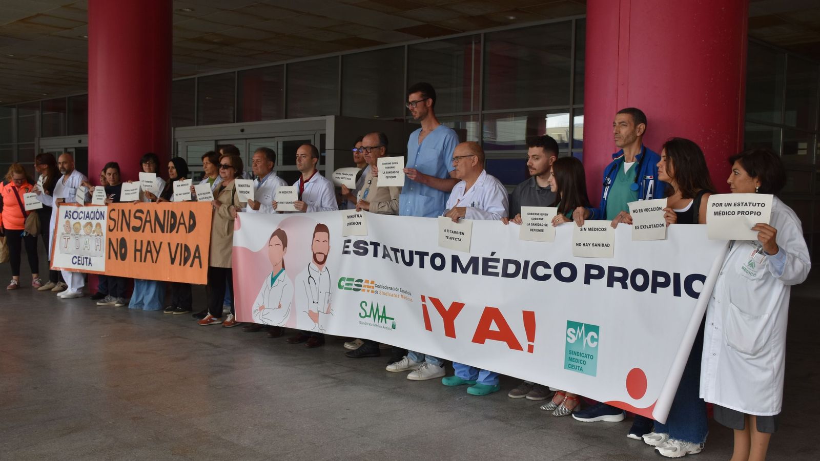 Concentración de los médicos de HUCE con motivo de la huelga nacional por el estatuto propio