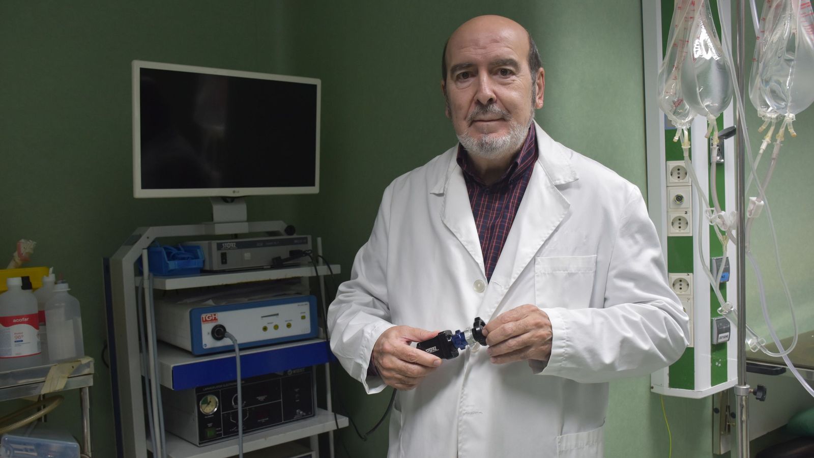 El cirujano José Muñoz Espejo posa sosteniendo una cámara de laparoscopia en el quirófano de la clínica Ceuta Medical Center