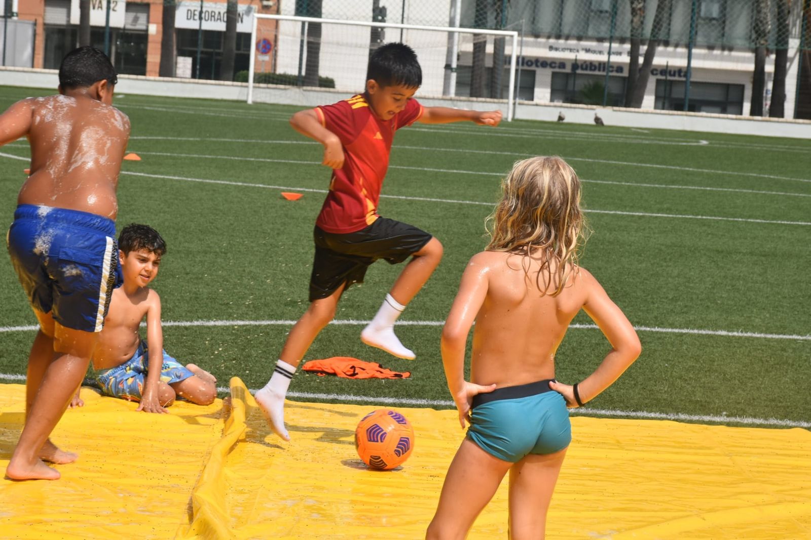 Fiesta de deporte, espuma y convivencia en el Campus de Verano ‘Emilio Cózar’