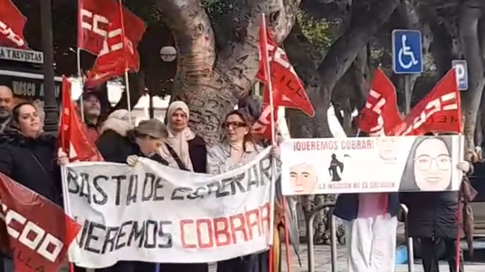 Trabajadores de la ludoteca manifestándose en Melilla recientemente