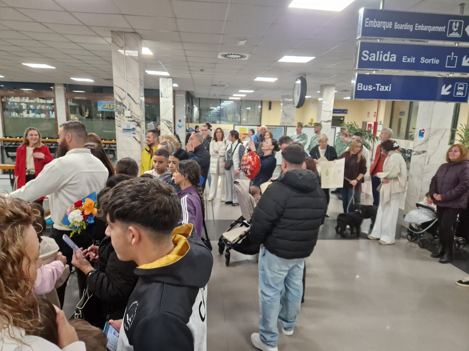 FOTOGALERÍA | De Irak a los brazos de su gente: fotogalería del regreso de la COMGECEU