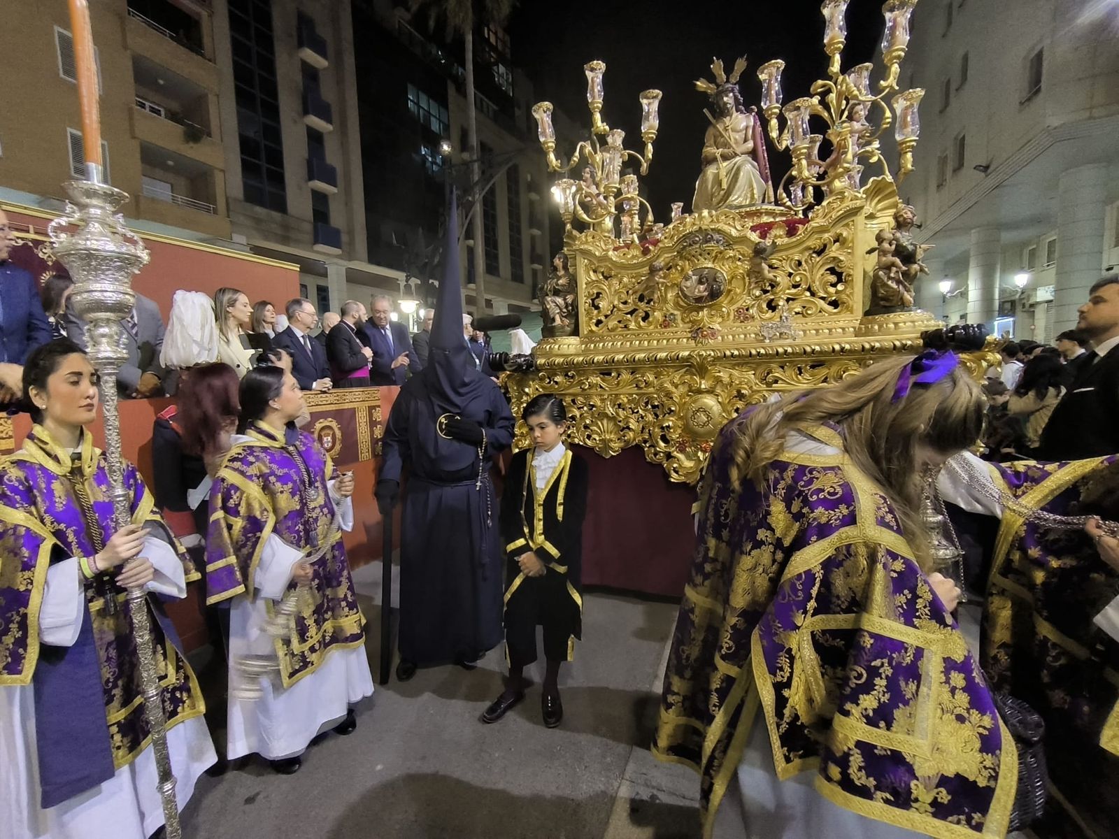 Aroma cofrade y estudiantil: Las Penas reina en el Jueves Santo