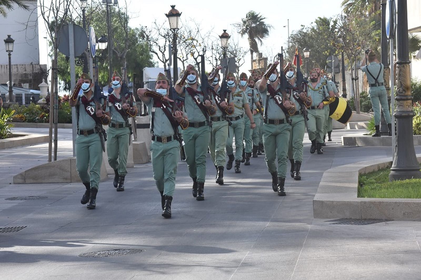Desfile de legionarios en la toma de posesión del nuevo comandante general de Ceuta./ FOTO NICOL'S