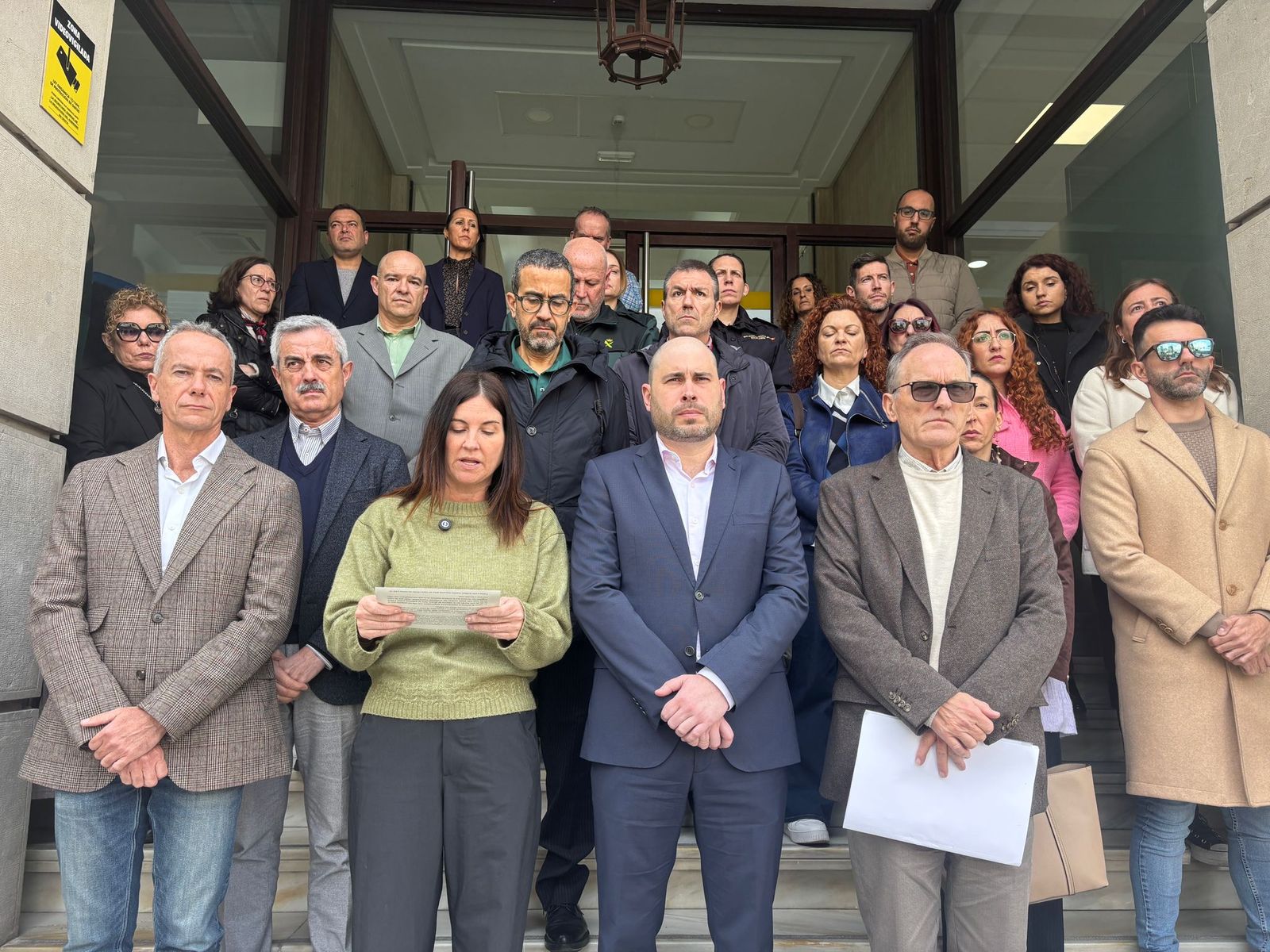 Imagen del acto en memoria de Ainhara y de Silvia a las puertas de la Delegación.