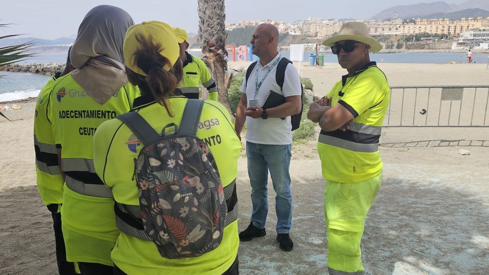 Trabajadores de Tragsa junto a un miembro de CSIF en la playa de la Ribera este miércoles