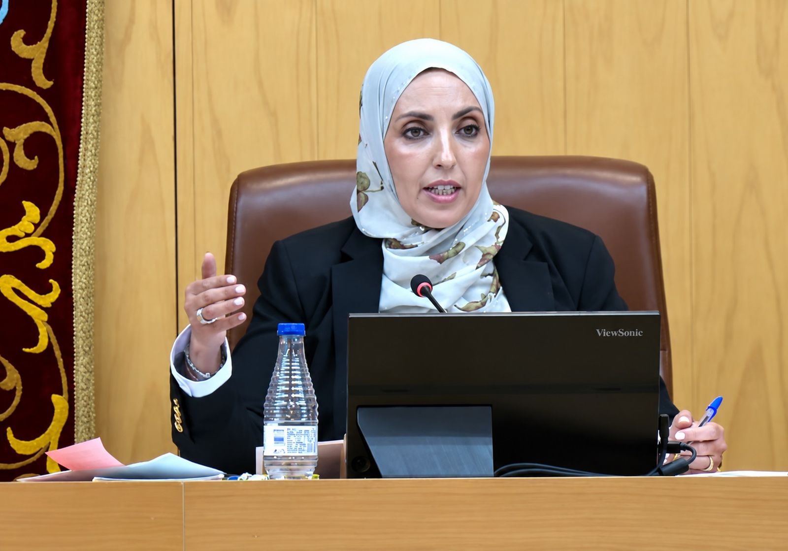 Fátima Hamed, diputada y portavoz del grupo parlamentario MDyC durante la sesión plenaria de este jueves