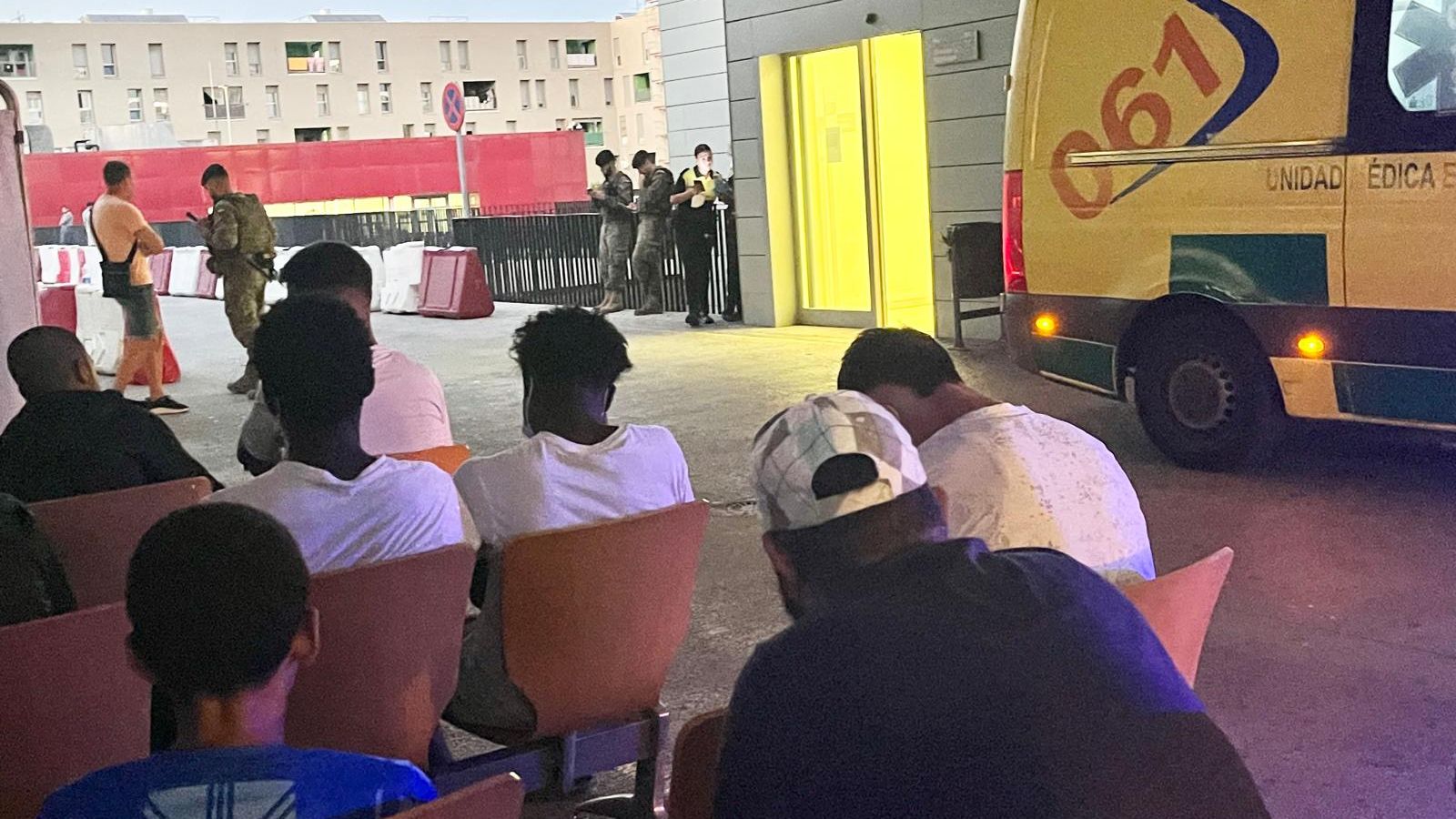 Migrantes esperan a las puertas de Urgencias para ser atendidos en la zona habilitada para ellos