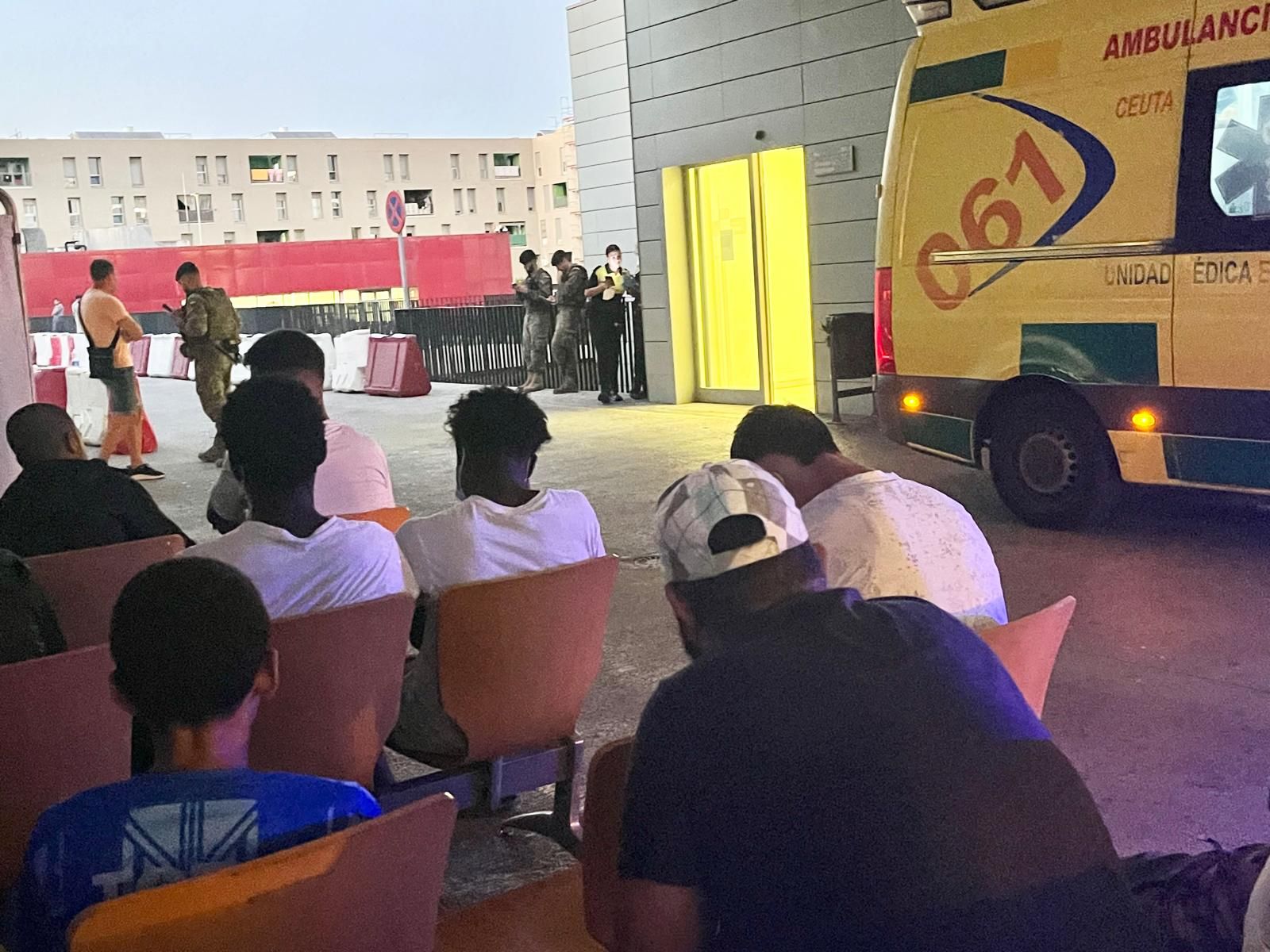 Migrantes esperan a las puertas de Urgencias para ser atendidos en la zona habilitada para ellos