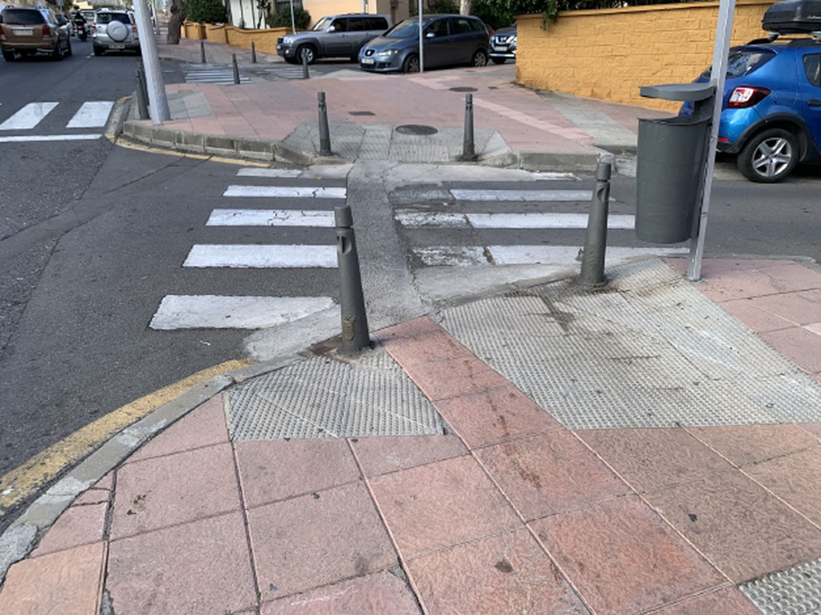 Una zona de paso de cebra en Manzanera que se pretende arreglar.