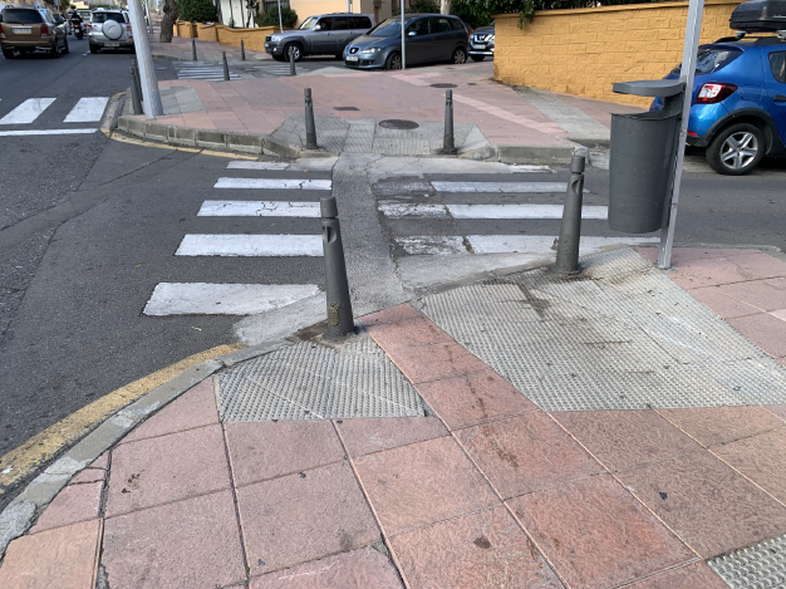 Una zona de paso de cebra en Manzanera que se pretende arreglar. Una zona de paso de cebra en Manzanera que se pretende arreglar.