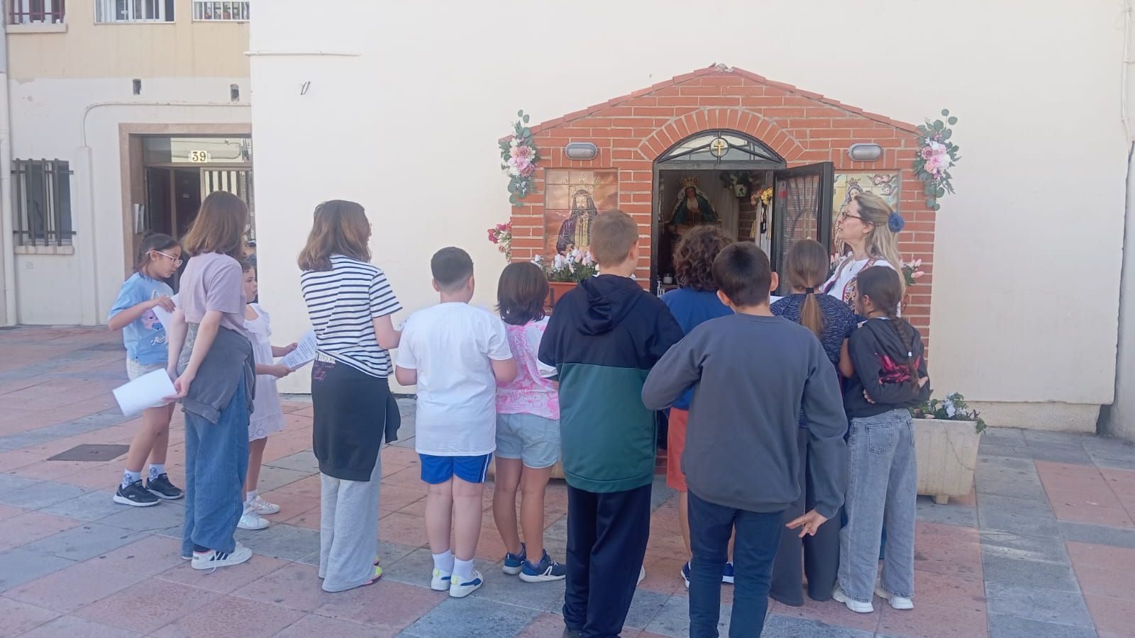 Alumnos del CEIP Ciudad de Ceuta durante la ofre sa floral