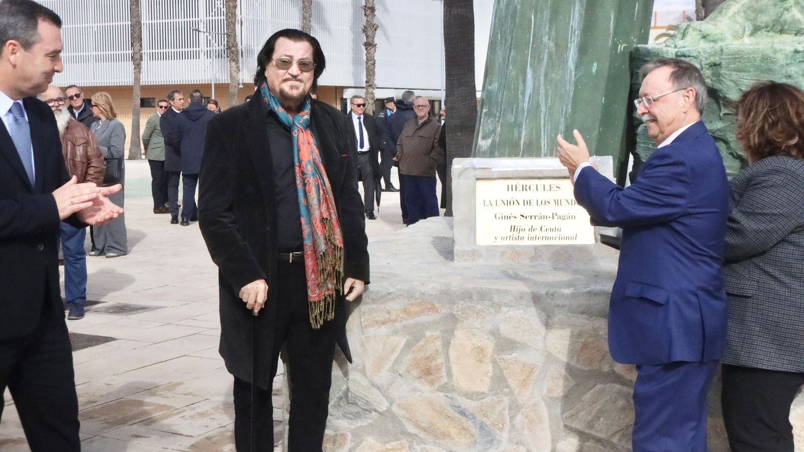 Descubrimiento de una placa a los pies de Hércules en reconocimiento al artista Serrán Pagán