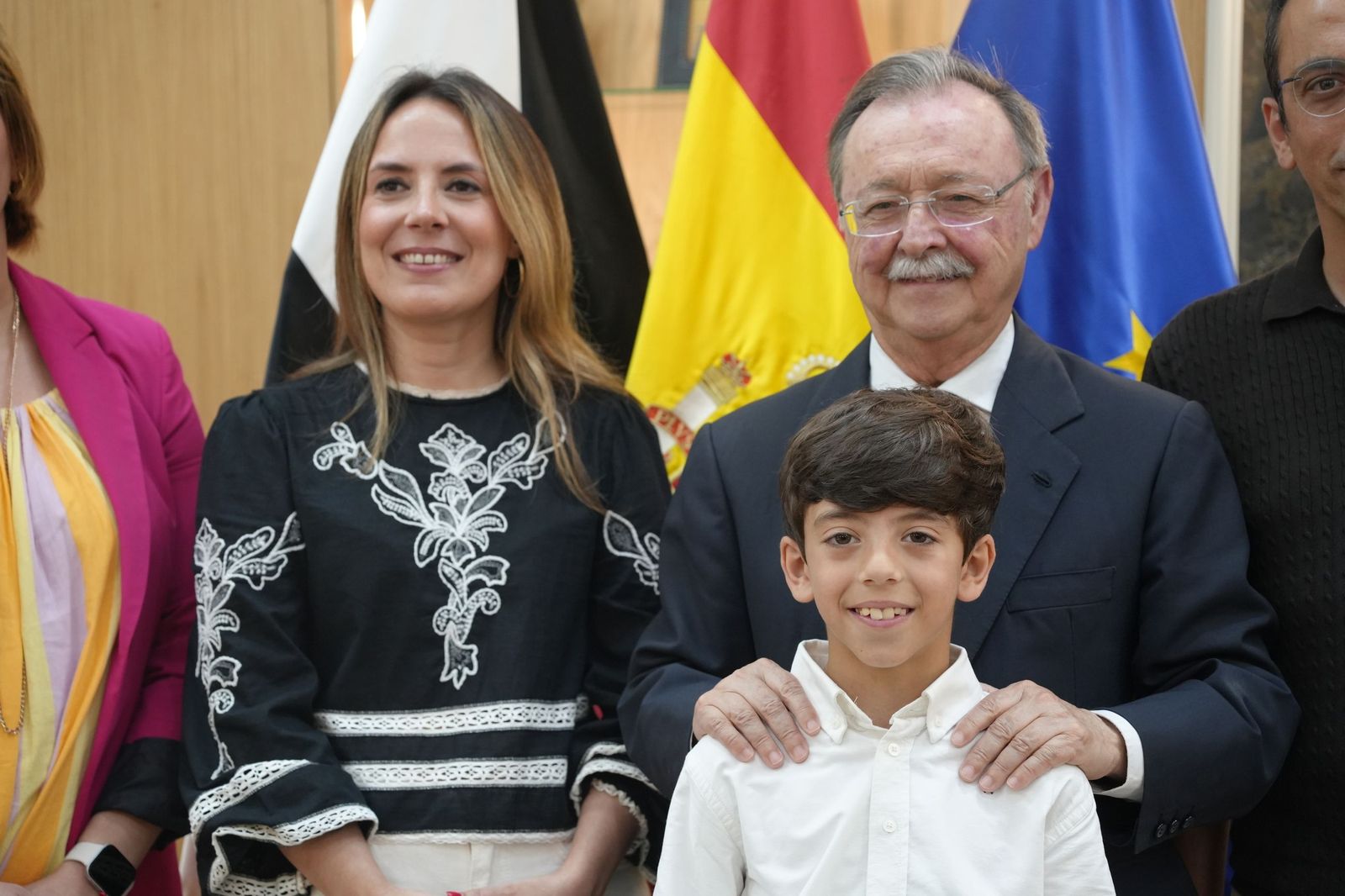 Vivas recibe a Manuel Santiago Siles, ganador del concurso escolar ¿Qué es un Rey para ti?