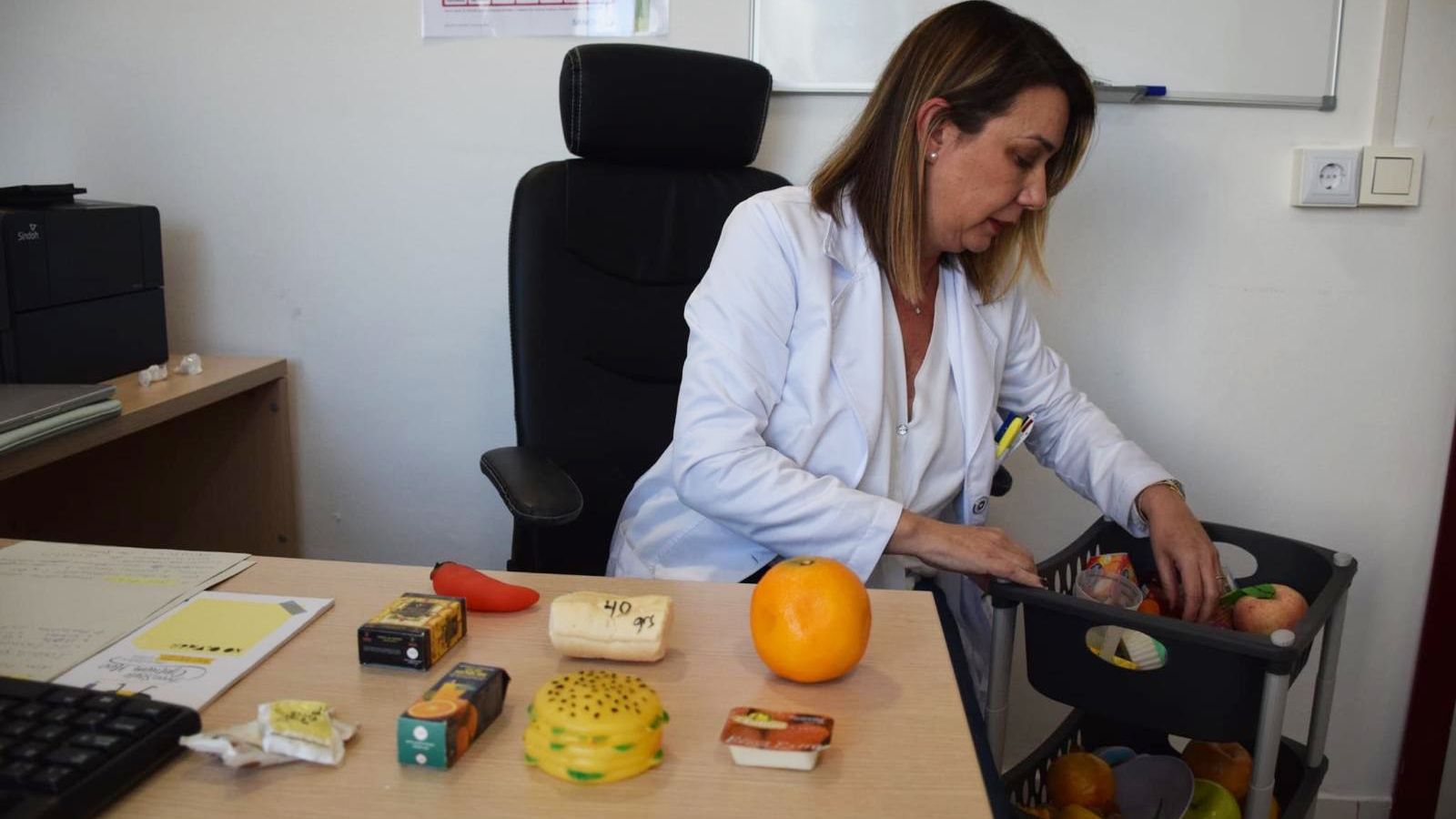 La enfermera educadora en diabetes Rocío Cerdá revisa los alimentos en miniatura con los que enseña a sus pacientes a llevar una dieta equilibrada