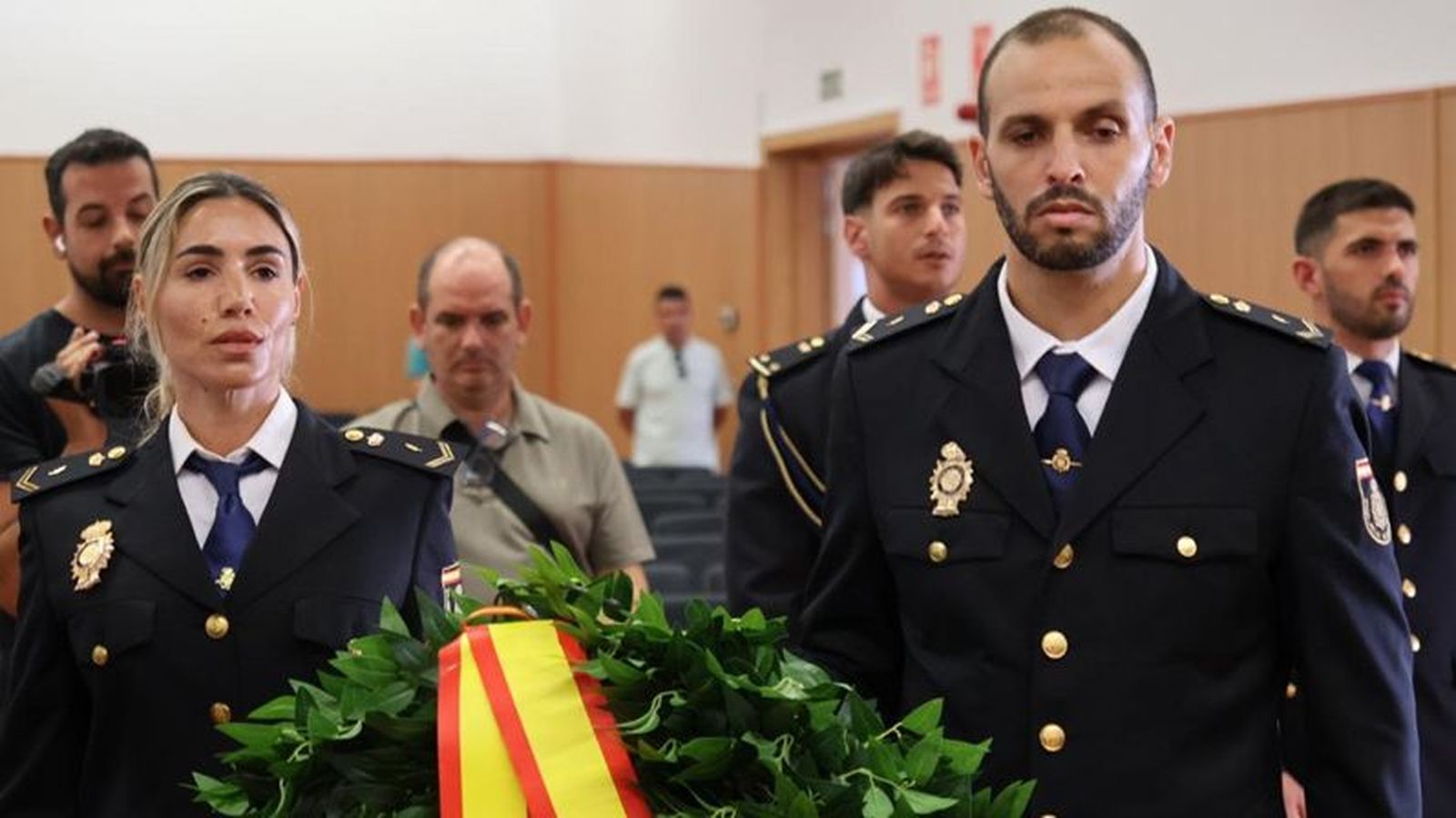 Dos agentes durante el homenaje a los caídos.
