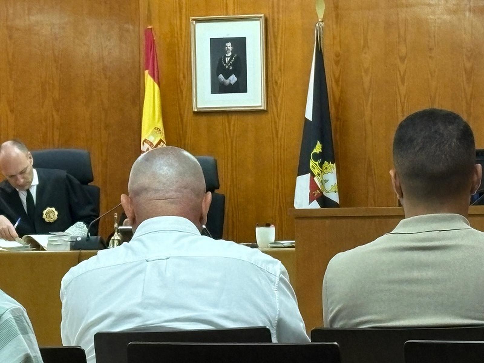 El agente acusado de hacer la 'vista gorda' para el pase de hachís por el Puerto durante la vista de este martes. / FOTO J.I.M.