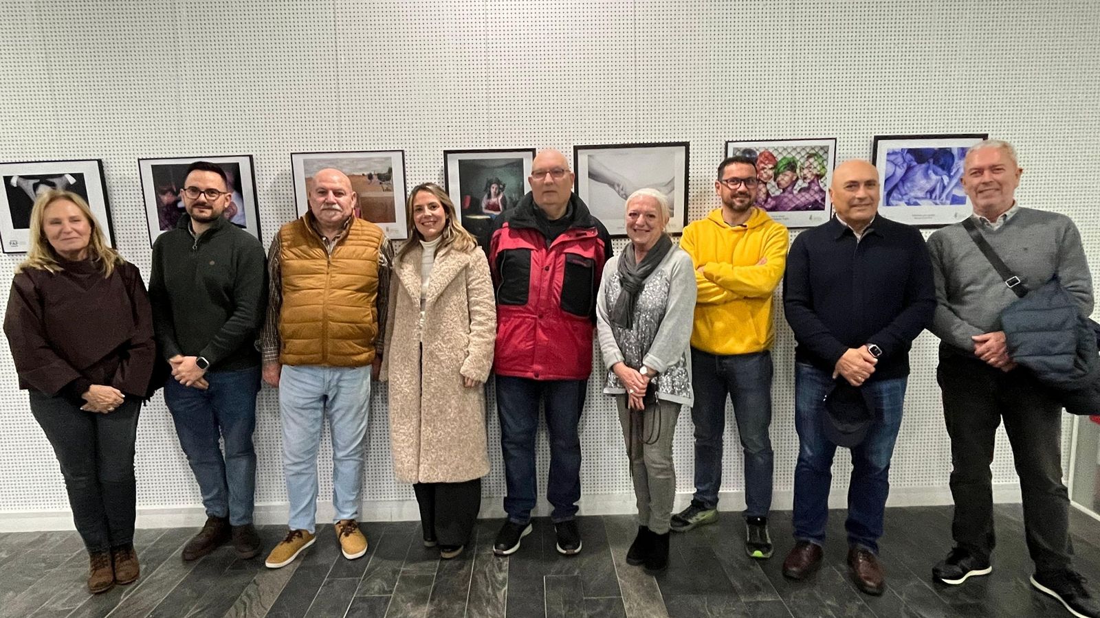 Inauguración de la exposición 'Gafas de color violeta' de la asociación Miradas