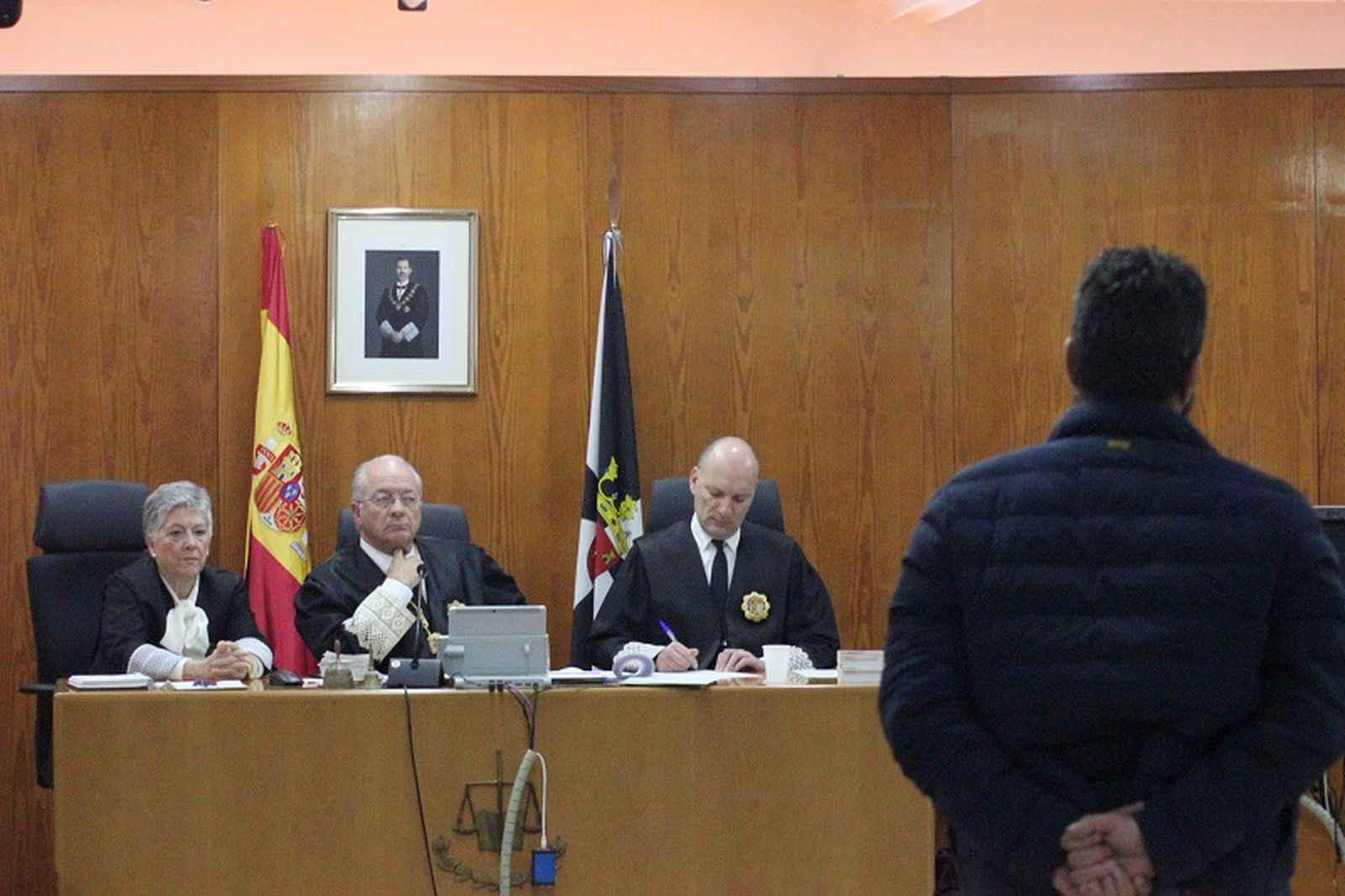 El acusado declara ante el tribunal. / FOTO S.C.