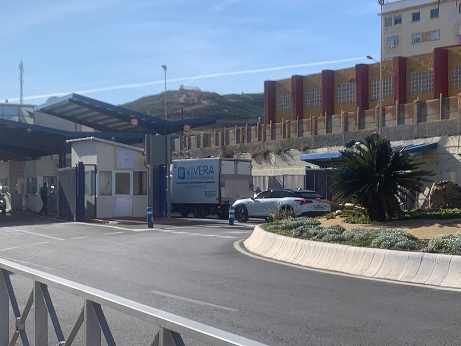 El camión de 'Vivera' cruzando hacia Marruecos este miércoles en otro intento fallido de aduana comercial. / FOTO J.I.M.