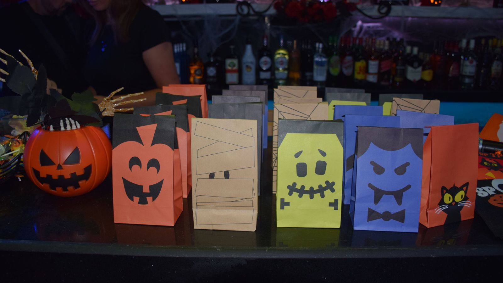 Taller de galletas y de pintura de calabazas por Halloween en la Sala Tamay a cargo de la empresa de eventos Sara Zein Taller de galletas y de pintura de calabazas por Halloween en la Sala Tamay a cargo de la empresa de eventos Sara Zein