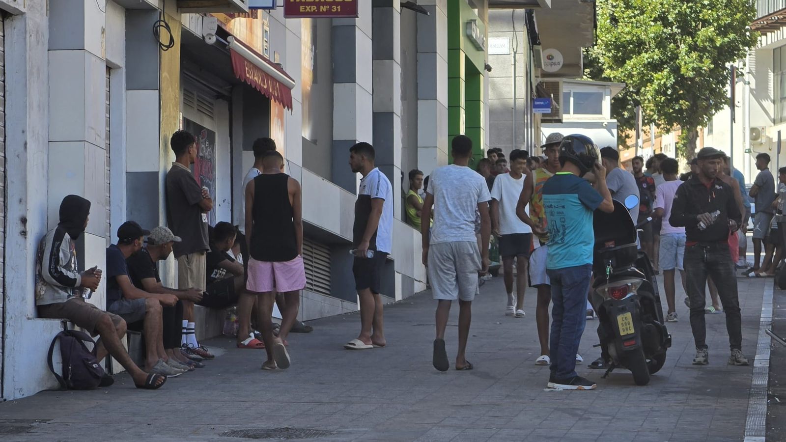 La normalidad continúa sin llegar a Ceuta con miles de migrantes en las barriadas de la periferia