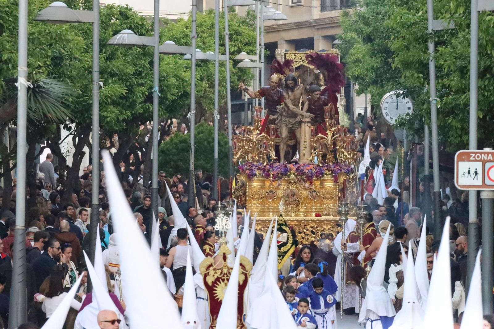 Cuarenta y cinco hombres bajo las trabajaderas y uno "ayudando desde el cielo"
