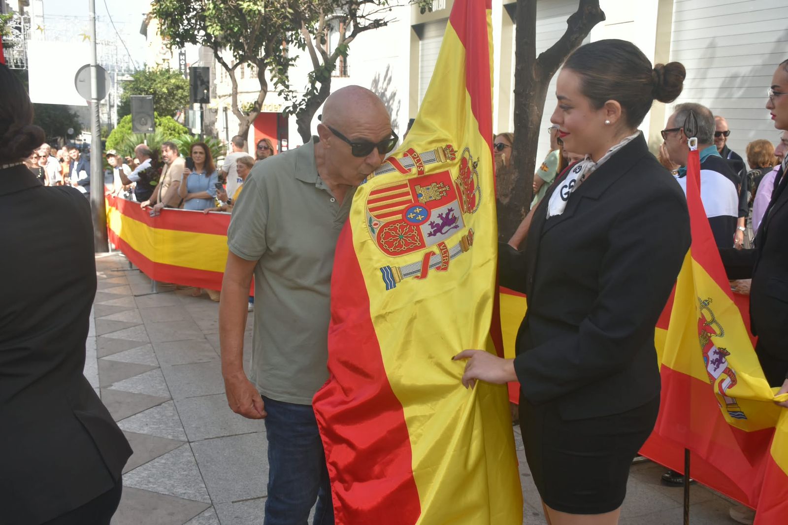 Multitud de ceutíes juran bandera de manera simbólica para mostrar su pertenencia a España