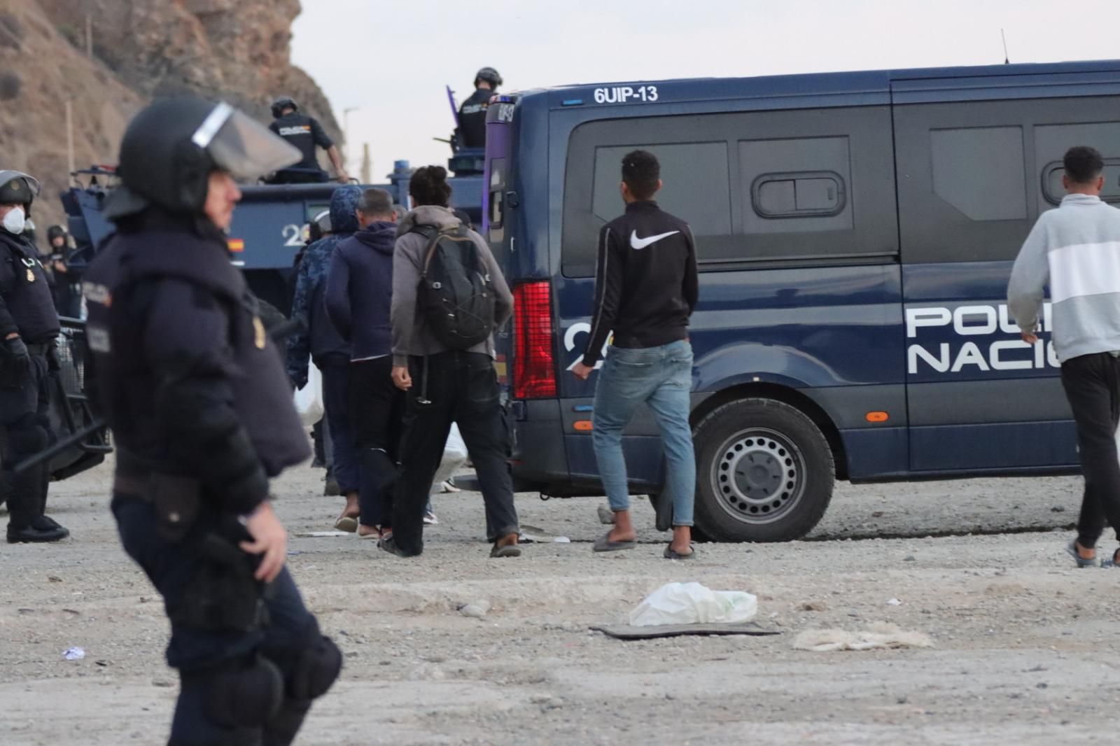La Policía Nacional inicia el desalojo del Guano, último gran asentamiento ilegal de inmigrantes de Ceuta