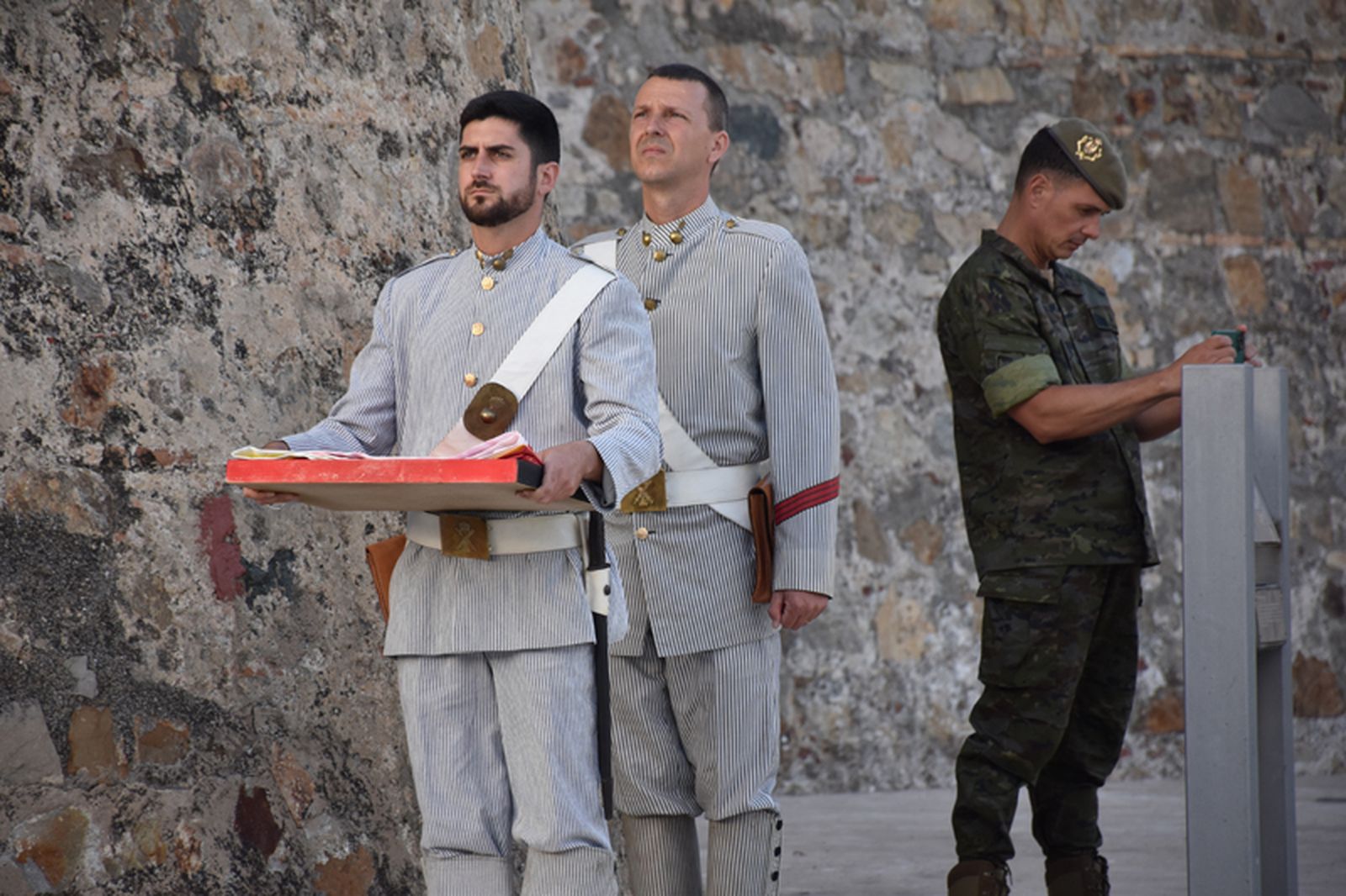Los dos militares a cargo de izar la bandera. / FOTO NICOL´S