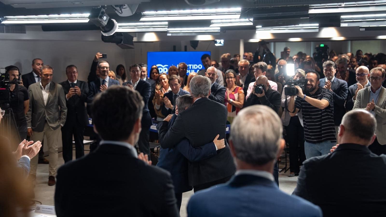 Los populares aplauden a Vivas a su llegada al escenario