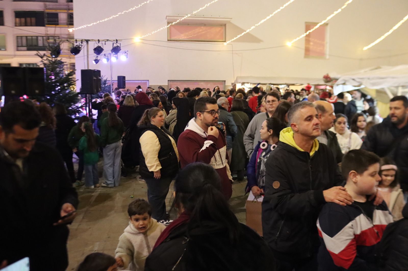 FOTOGALERÍA | Polvoroná infantil y mercadillo en la plaza Nelson Mandela