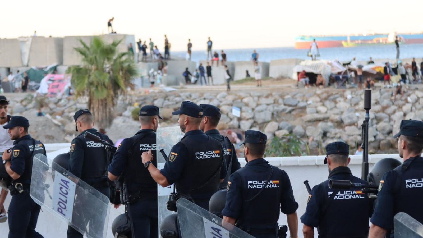 Antidisturbios de la Policía Nacional, en Benítez para evitar altercados entre migrantes y ciudadanos ceutíes