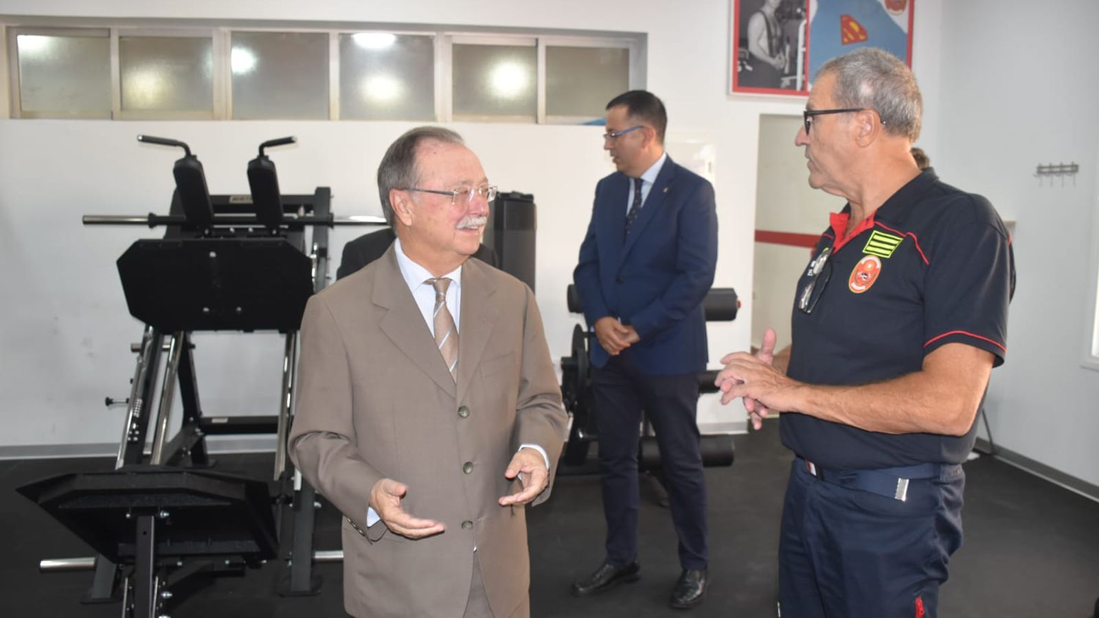 Vivas visita el nuevo gimnasio del SEIS Vivas visita el nuevo gimnasio del SEIS